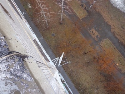 вид с крыши на стену дома.jpg